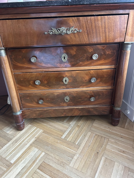Commode in Empire-stijl uit de 19e eeuw, vervaardigd uit gevlamd mahoniehout – origineel zwart marmeren blad intact

