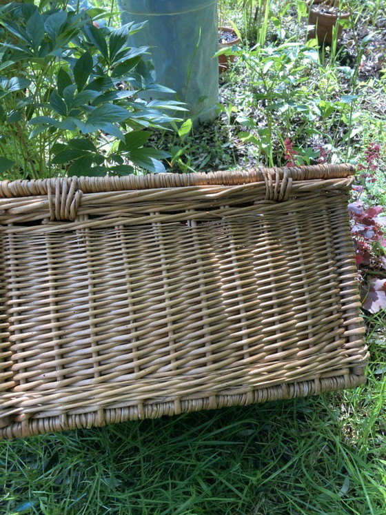 Image 1 of Cesta de mimbre antigua con cierre y asa.