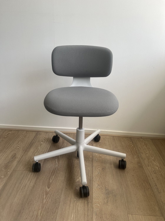 Image 1 of Vitra Rookie - Grijs