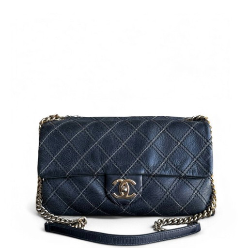Chanel Seasonal Flap - Iriserende stiksels, gewatteerd leer, donkerblauw, goudkleurige hardware, serie 19