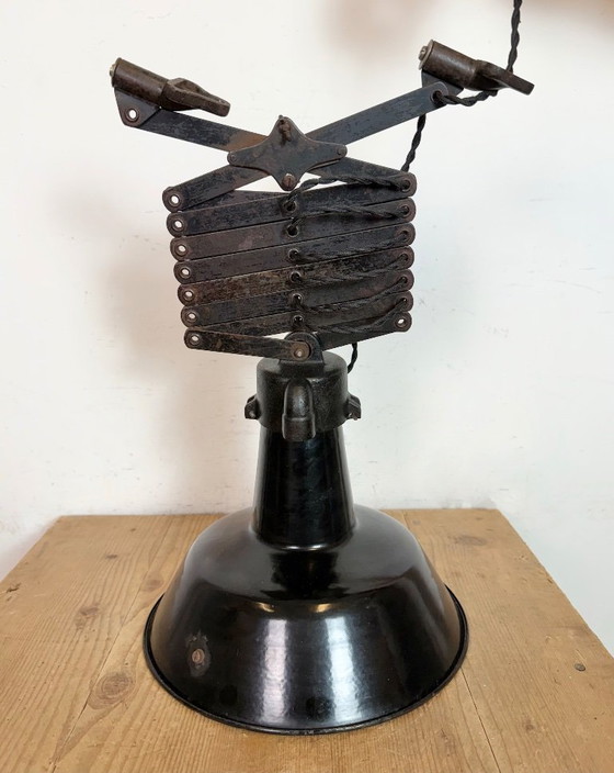 Image 1 of Industriële zwarte emaille schaarplafondlamp, jaren 30