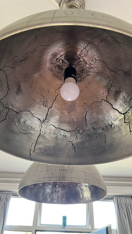 Set aus 2 Großen Industriellen Pendelleuchten ‘Globe’ mit Gravierter Weltkarte – Nickel / Silber – Aluminium (photo 4 of 11)