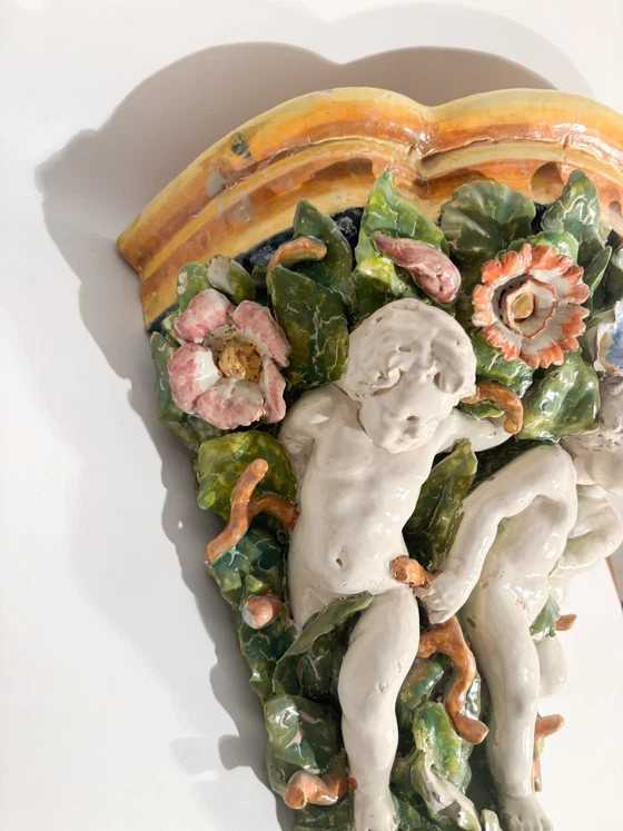 Étagère attribuée à Minghetti Ceramics, fabriquée et peinte à la main dans les années 1800. – Objets déco (photo 12 of 13)