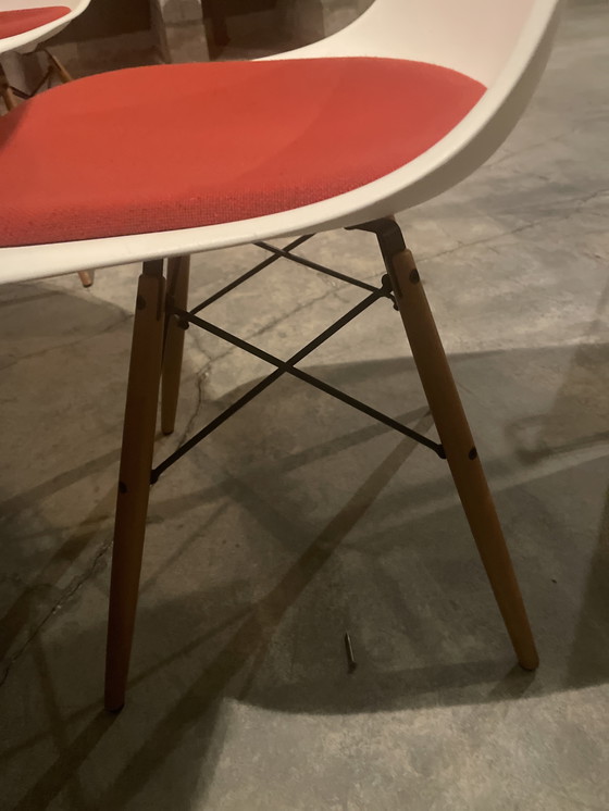 Image 1 of , 2 o 3 sedie in plastica bianca Charles Eames Iconic con cuscino color mandarino