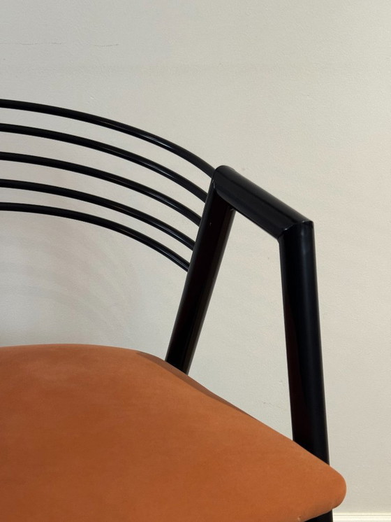 Image 1 of Juego de 4 sillas esculturales de acero negro de la década de 1980 con asientos en terracota y melocotón