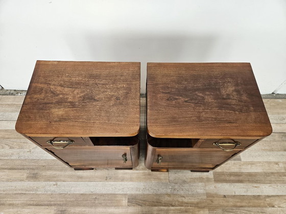 Image 1 of Art Deco nachtkastjes in walnoothout en messing.
