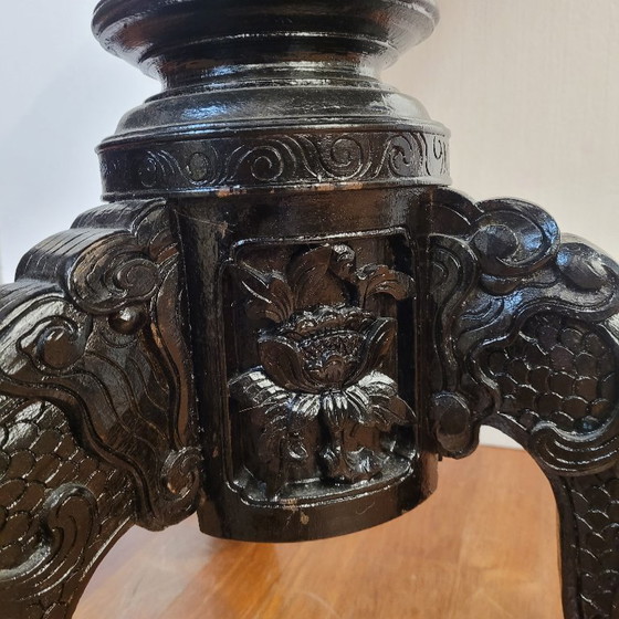 Image 1 of Table basse en bois de padouk sculpté de dragons, style anglo-indien, XIXe siècle.