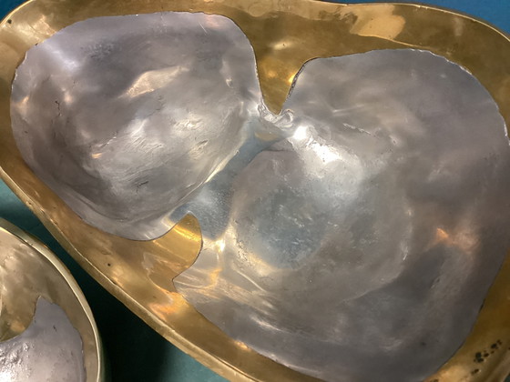 Image 1 of David Marshall set van niervormige brutalistische kommetjes van messing en aluminium.