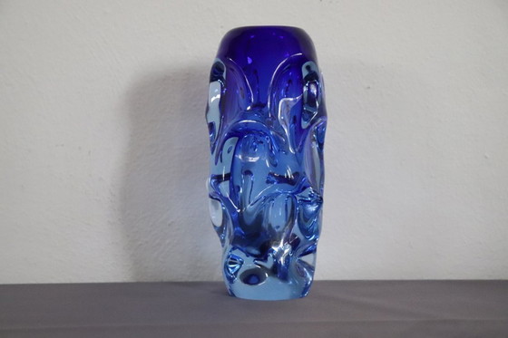 Image 1 of Artistieke glazen blauwe vaas