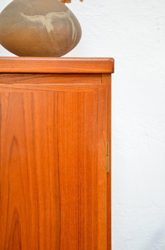 Image 1 of Mobile alto vintage in teak, con serratura, credenza, metà del secolo scorso, anni '70.