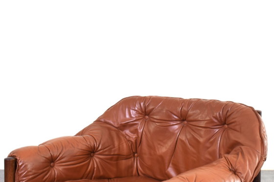 Sillón de roble y cuero de mediados de siglo, diseñado por Arne Norell para Coja en la década de 1960. (photo 7 of 12)