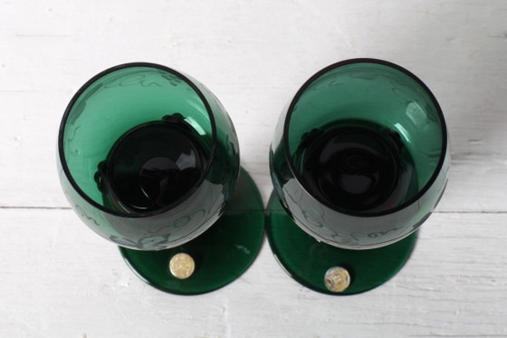 Set di 2 bicchieri da vino vintage in cristallo verde smeraldo con stelo e motivo a grappolo d'uva / Germania (photo 8 of 8)