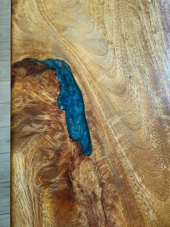 Image 1 of Esstisch aus Mangoholz mit blauem Epoxy-Fluss