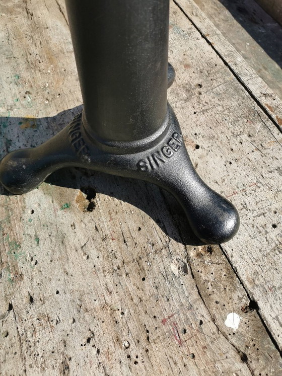 Antieke Singer naaimachine driepoot kruk met ronde gietijzeren zitting – Krukjes, Cast Iron, Wood (photo 13 of 13)