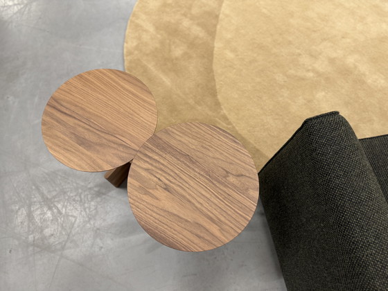 Image 1 of 2 mesas auxiliares Beek Cross de madera de nogal D35