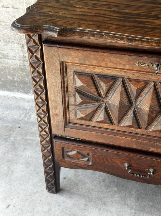 Pequeño armario de almacenamiento de roble tallado – Circa 1930 – Fabrication Artisanale debut XX e s (photo 14 of 15)