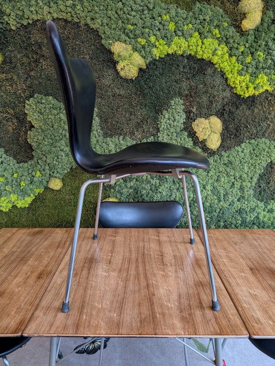 Image 1 of Tavolo Arne Jacobsen 3601 + 4 sedie Butterfly 3107 | Prima edizione