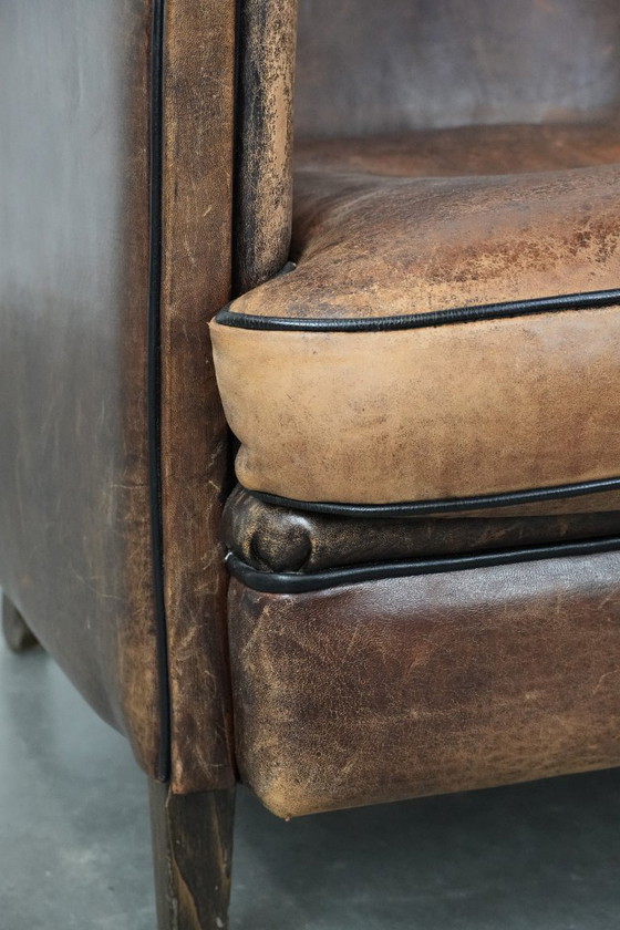 Image 1 of Robusta poltrona club vintage in pelle di pecora con una splendida patina