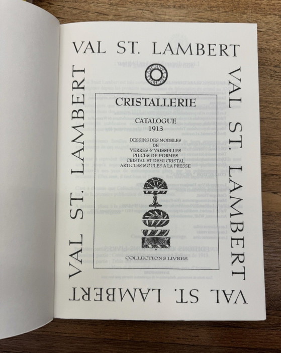 Image 1 of Val Saint Lambert “Gilbert” taartstandaard – Geperst kristal – Vermeld in de catalogus van 1913 – Grootste formaat (31 cm)