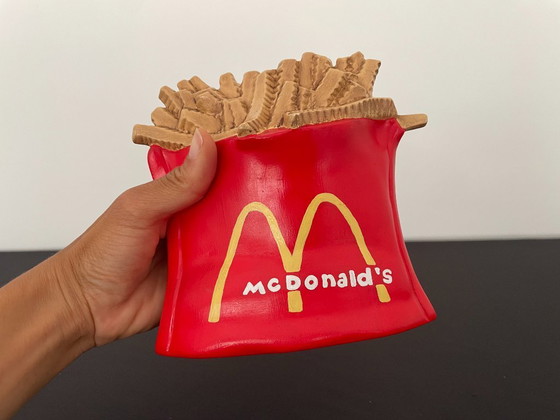 Image 1 of Tirelire cochon en forme de frites faite main McDonald's vintage de 1982