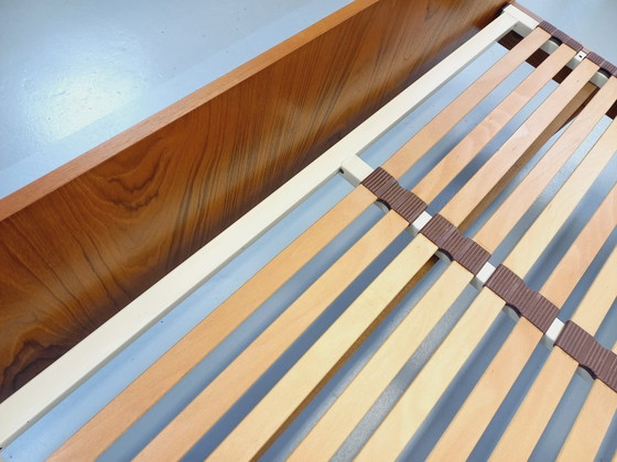 Image 1 of Lit double vintage style scandinave en teck des années 60 avec chevets lumineux intégrés et sommier