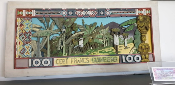 THOMAS TCHOPZAN - "Central Bank of Guinea 100 Frs" reverso (madera dura, grande) – Esculturas, Wood (photo 2 of 5)