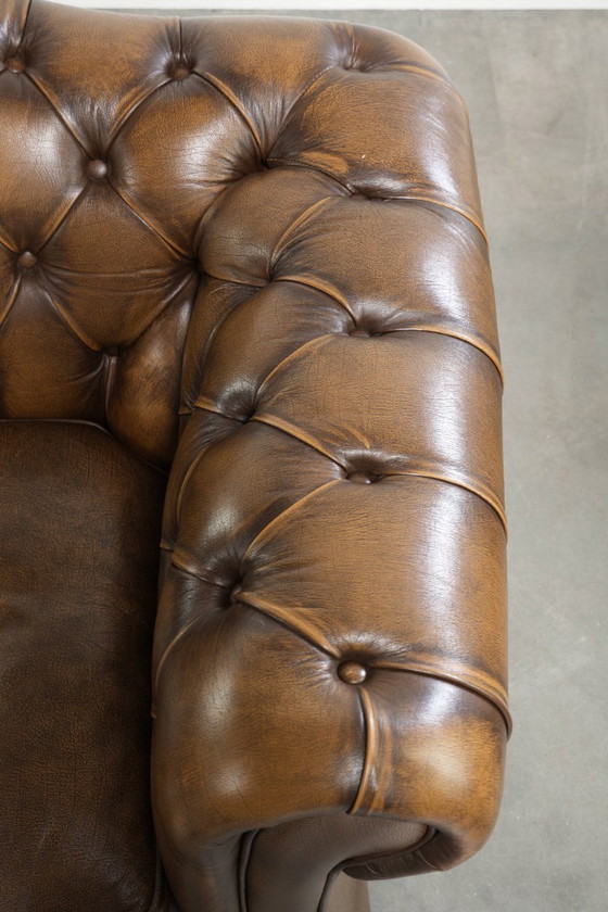 Image 1 of Tijdloze en mooie Engelse rundleren chesterfield 2 zits bank in een luxe kleur