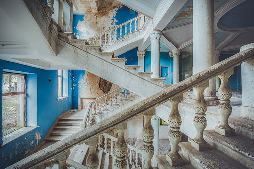 - Hotel abandonado