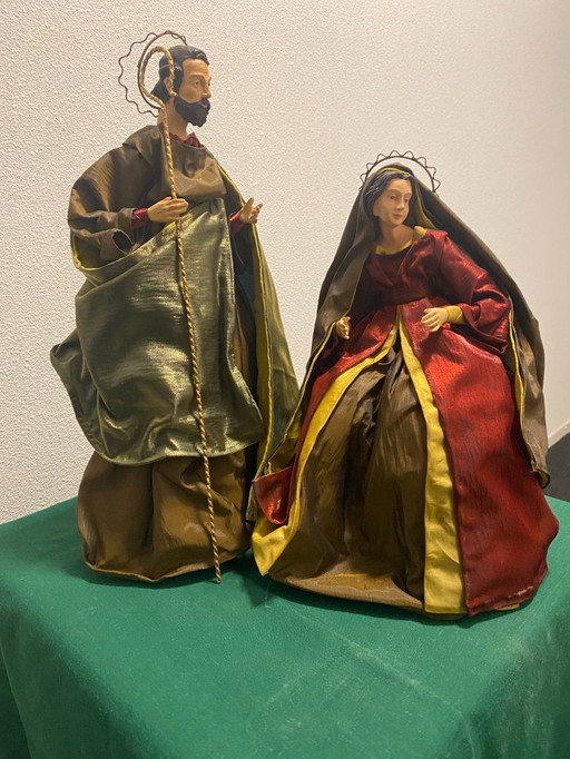 Crèche vintage exclusive composée de 9 figurines distinctes.