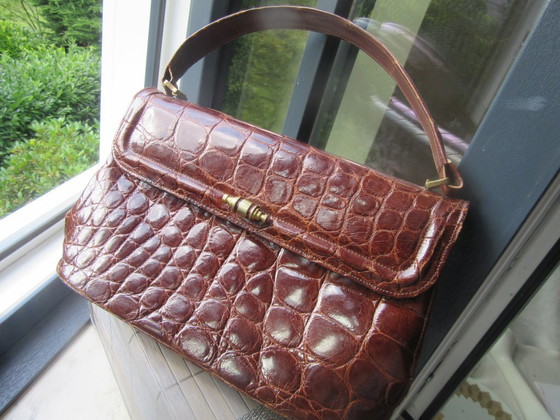 Image 1 of Bolso clásico retro de piel charol marrón oscuro con relieve de cocodrilo, forrado en ante.