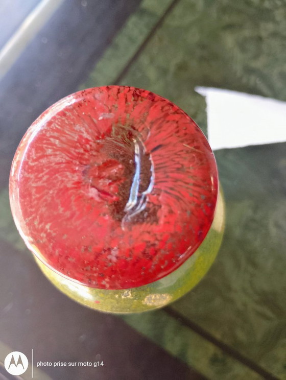 Piccolo vaso in vetro vintage con manico rosso, Decorazione maculata verde e gialla, Vasi (foto 4 di 5)