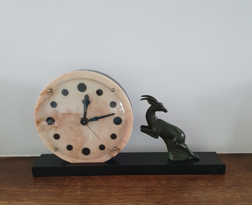 Hermoso reloj Art Déco Hesma con ciervo de bronce 