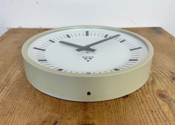 Image 1 of Orologio da parete industriale in bachelite grigia di Pragotron, anni '70