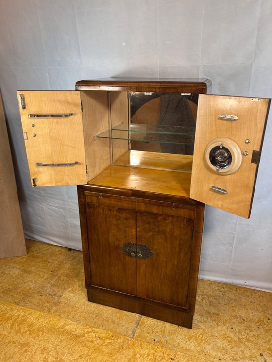 Image 1 of Meuble bar Art déco vintage en noyer (1920-1940) Superbe meuble à cocktail avec des accents en miroir et des caractéristiques or