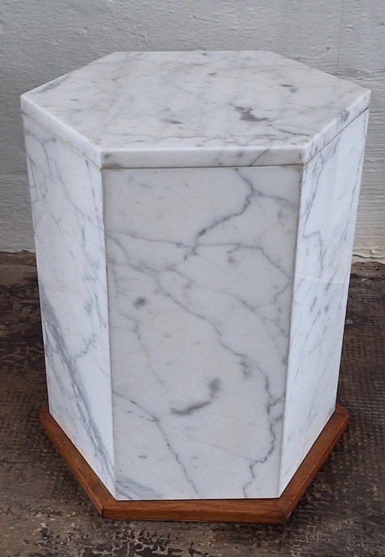 Italienischer sechseckiger Monolith-Beistelltisch/Sockel aus Carrara-Marmor – Beistelltische, Marble (photo 8 of 15)