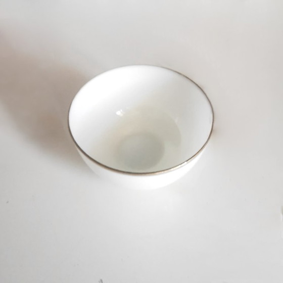 Image 1 of Tasse ancienne en verre opalin