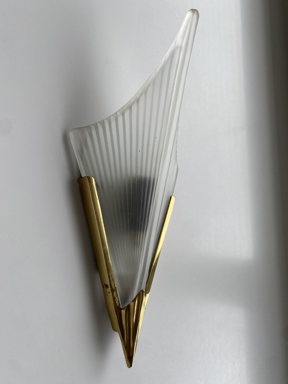 Image 1 of Vintage Art Deco wall lamp - brass with frosted glass - 1970s.