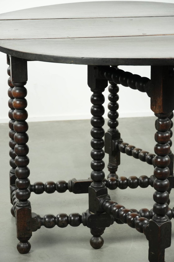 Image 1 of Mooie antieke Engelse eikenhouten gateleg tafel uit eind 17e/ begin 18e eeuw met bobbin gedraaide poten