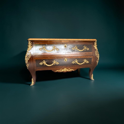 elegant Louis XV-style commode 
