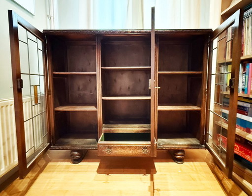 Vintage driedeurs vitrinekast met lade en twee glas in lood deurtjes
