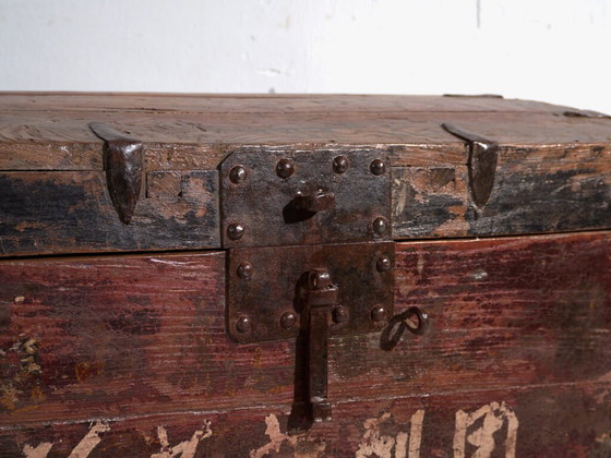 Baule antico rinforzato in ferro in legno di pino – Cina, circa 1900 – Armadi contenitori, Iron, Rustic (photo 11 of 40)