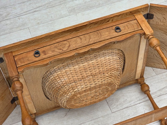 Image 1 of Años 70, mesa de centro danesa plegable, madera de roble, ratán, estado original.