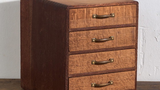Petite commode kotansu japonaise à quatre tiroirs – Japon, période Shōwa, vers 1960 – Brass (photo 3 of 40)