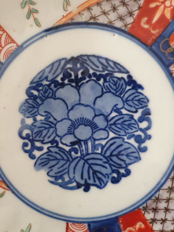 Image 1 of Due piatti giapponesi Imari (vaso di fiori e crisantemo), circa 1900.
