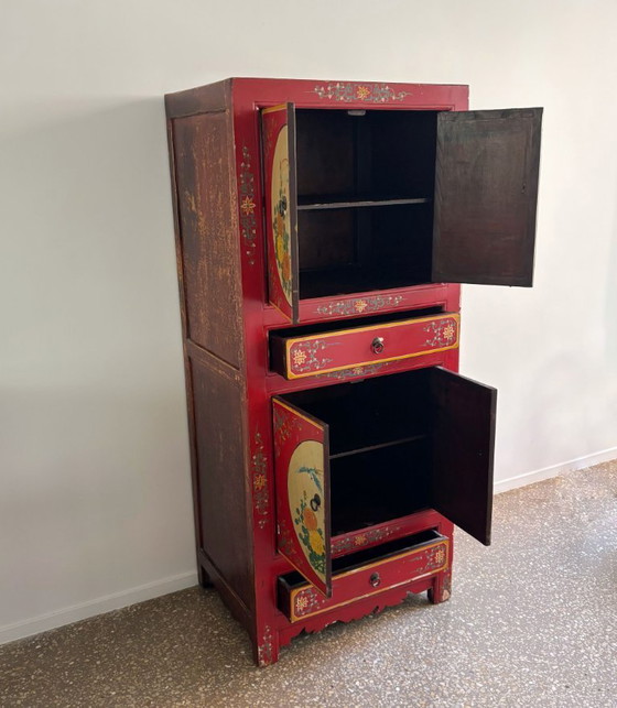 Image 1 of Armoire en bois asiatique, décorée de fleurs et d'oiseaux