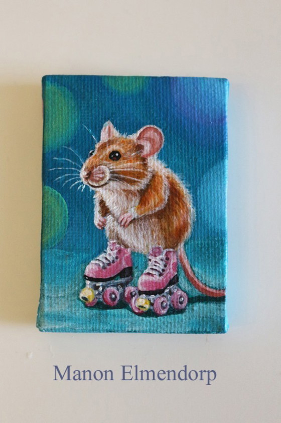 Image 1 of Einzigartiges handgemaltes Miniaturgemälde einer Maus auf Rollschuhen