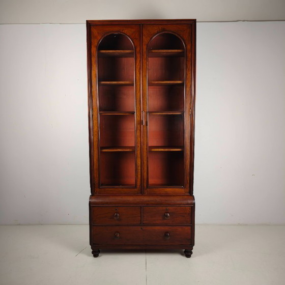 Englischer Vitrinenschrank aus dem späten 19. Jahrhundert mit Glastüren und Schubladen. – Wood (photo 6 of 15)