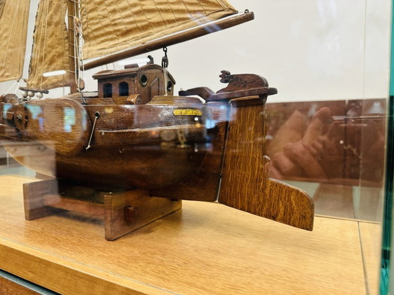 Ancien voilier Hengst dans une vitrine – Objets déco, Verre, Textile (photo 11 of 13)