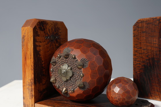 Image 1 of Paar Art-Déco-Buchstützen mit facettierten Kugeln aus Eichenholz mit Metallverzierungen, Frankreich ca. 1920