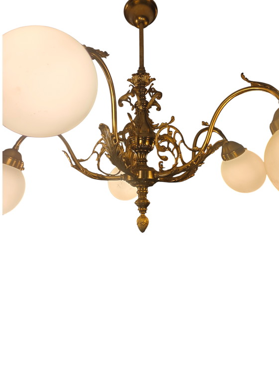 Image 1 of Große Messing-Hängeleuchte im Hollywood-Regency-Stil – 5-flammig mit Opalglas (Ø ca. 92 cm)